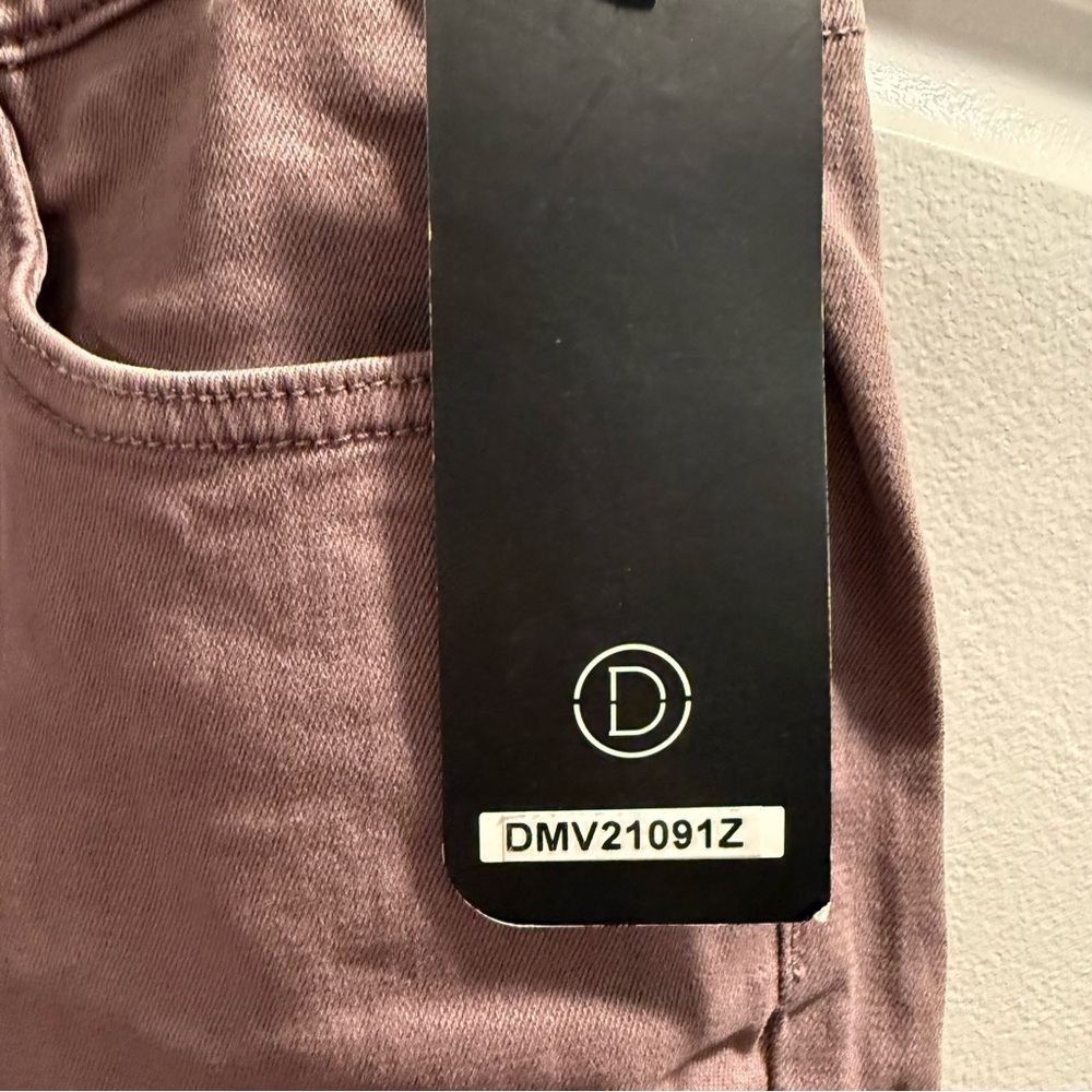 Chic Mauve Capris for Women - Picture 2 of 5
